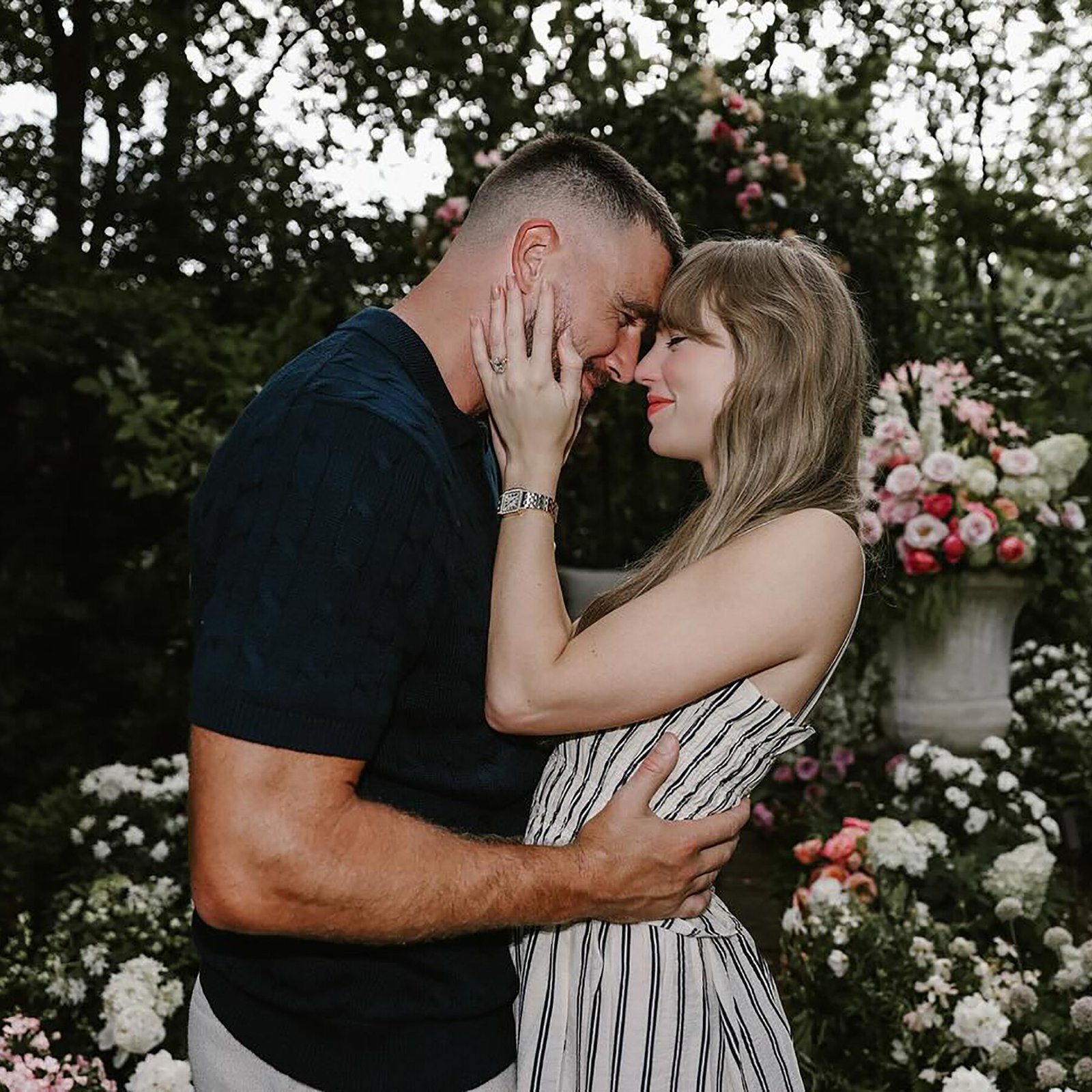 Taylor Swift and Travis Kelce Are Engaged, Singer Announces - The New York  Times